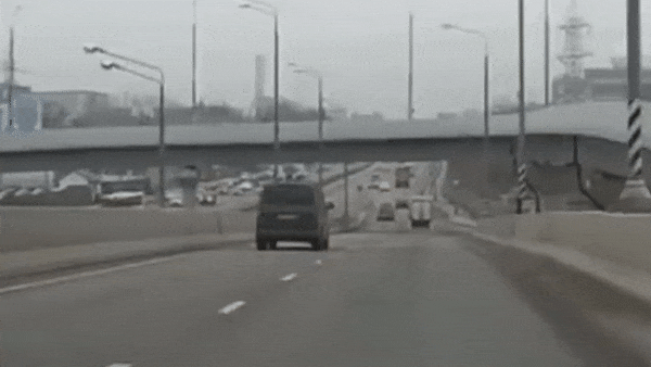 Dam xe vao rao chan, tai xe vang tu cau vuot xuong dat hinh anh