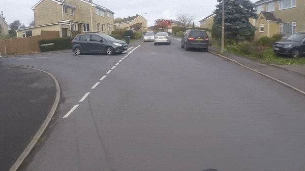 Lao ra duong lon khong quan sat, oto suyt tong vao xe may hinh anh