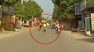 Thanh nien lai xe may danh vong, gay tai nan roi nam bat dong hinh anh