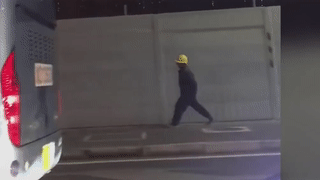 Anh tho xay nhay chan sao sau khi tan ca gay sot MXH hinh anh