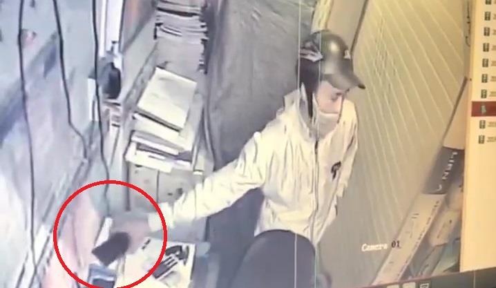 Vo mua hang roi trom dien thoai, ke gian bi bat tai cho hinh anh