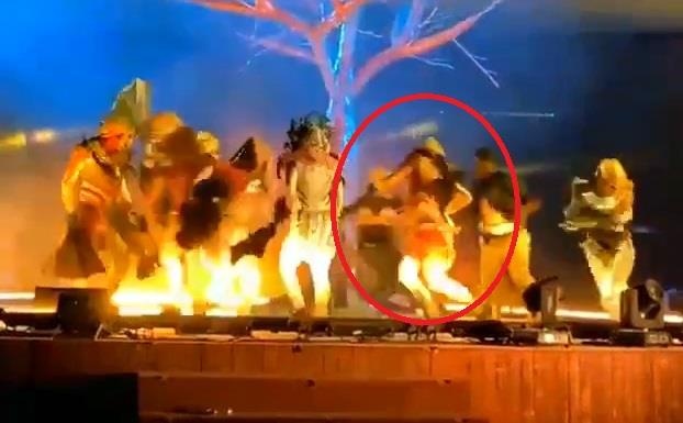 3 nghe si bi dam dao ngay tren song truyen hinh Saudi hinh anh