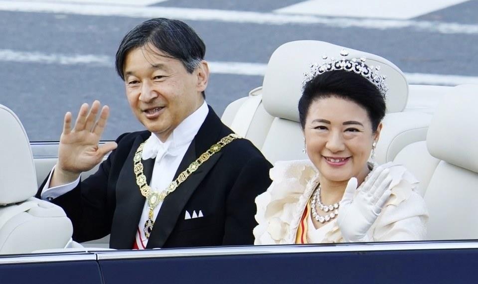 Nhat hoang Naruhito va Hoang hau dieu hanh tren xe mui tran dac biet hinh anh