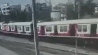 Hai doan tau dam vao nhau tai san ga o An Do hinh anh