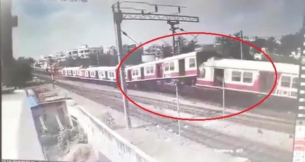 Khoanh khac hai doan tau lao thang vao nhau o An Do hinh anh