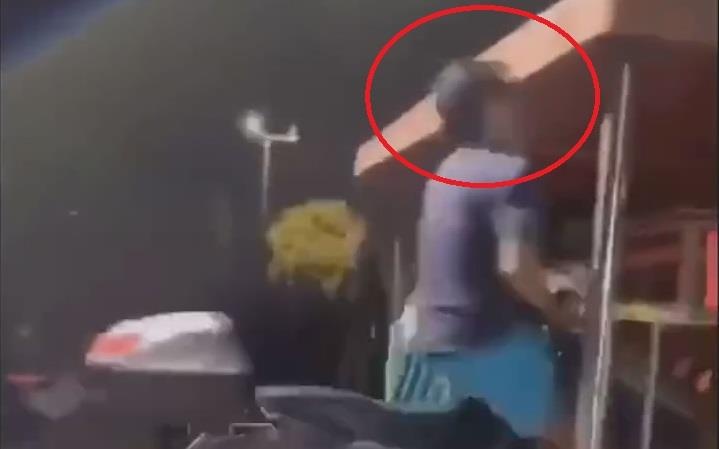 Nam thanh nien bieu dien xe may dap dau vao mai hien hinh anh