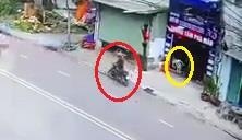 Chu nha duoi theo ten trom xe may nhung khong kip hinh anh