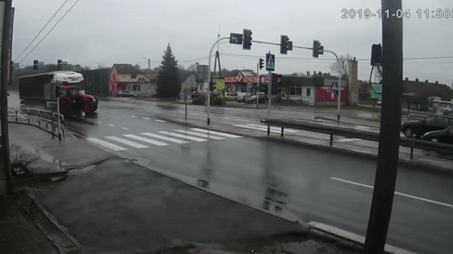 Xe may keo sang duong au bi container tong vo nat hinh anh