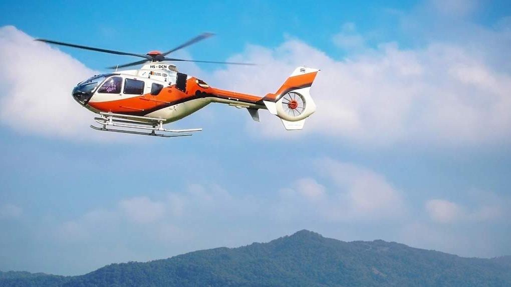 Vi sao canh quat quay ngang nhung truc thang lai cat canh thang dung? hinh anh