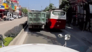 Nam sinh di xe may bat chap nguy hiem tat dau xe container hinh anh