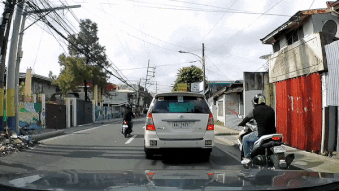 Mo cua khong quan sat khien 2 xe may nga ra duong hinh anh