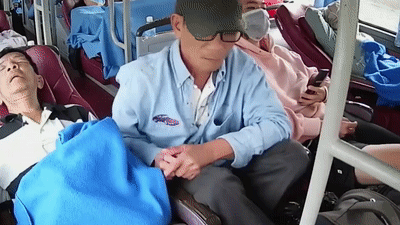 Nguoi dan ong bi khoang sach do tren xe khach hinh anh