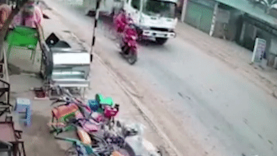 Tranh xe may phanh bat ngo, nguoi di xe dap bi xe tai can tu vong hinh anh