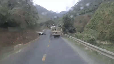 Phanh gap khi vao cua, xe ban tai gay tai nan cho oto nguoc chieu hinh anh