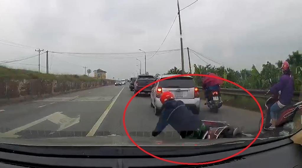 Nguoi phu nu di xe may tranh oto, nga truoc dau xe hinh anh