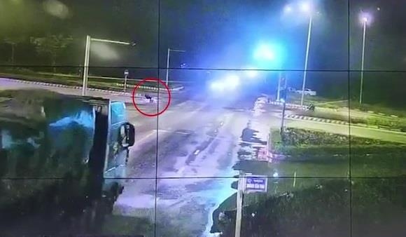 Vuot den do, nam sinh vien bi xe dau keo tong tu vong hinh anh