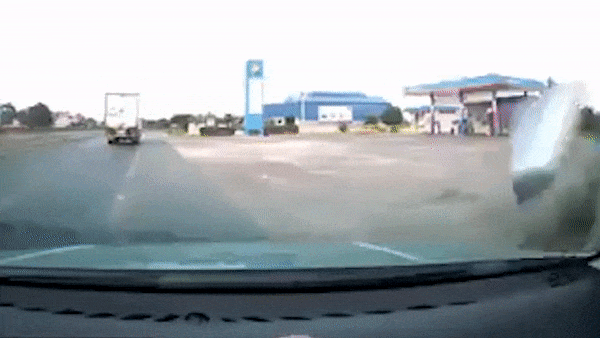 Xe may mat lai khi oto re phai hinh anh