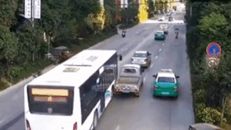 Xe ban tai bi xe buyt tong trung vi co chen lan tren duong hinh anh