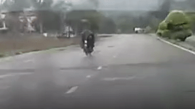 Bi ao mua quan vao banh xe lan lon tren duong hinh anh