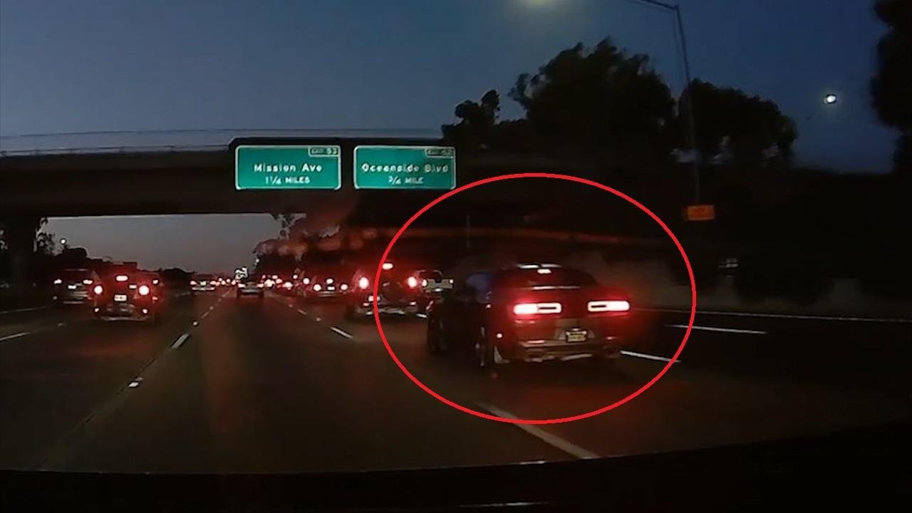 Oto tang toc thieu quan sat gay tai nan lien hoan hinh anh