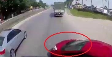 Oto con vuot au bi xe tai dam xoay ngang giua duong hinh anh