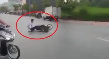 Thanh nien bieu dien xe may that bai, truot dai tren duong hinh anh