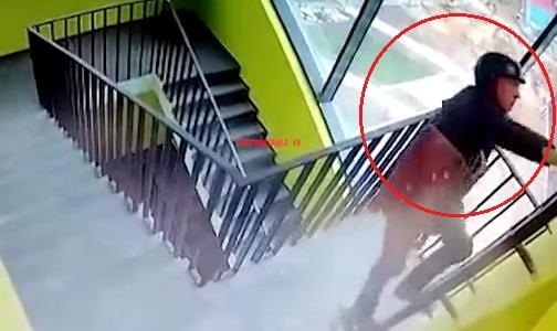 Treo len cao sua nha, nguoi dan ong nga xuong dat tu vong hinh anh