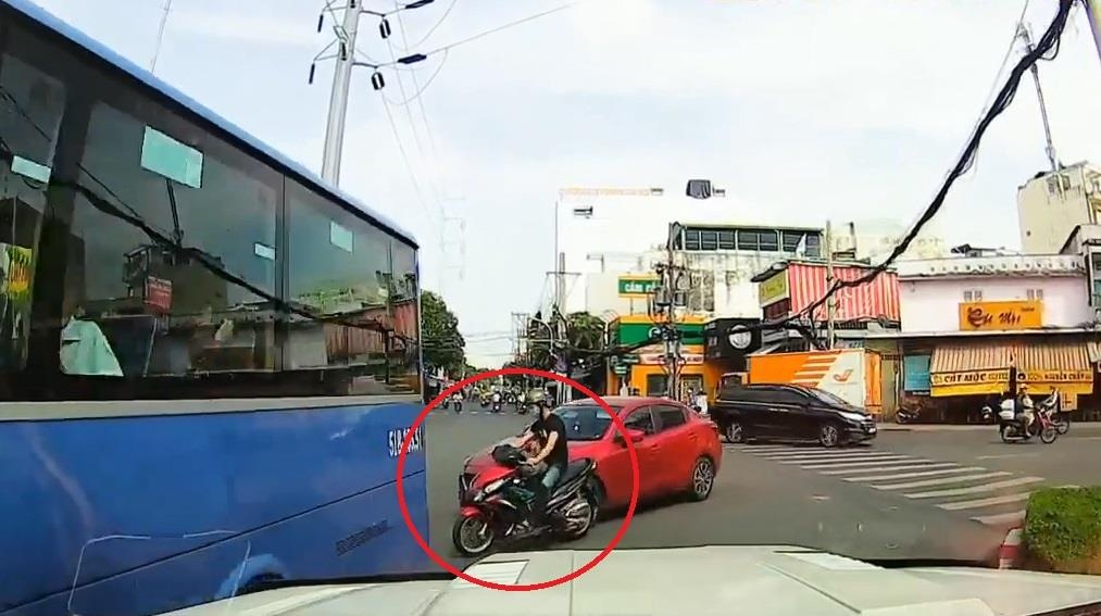 Nguoi phu nu lai oto than nhien bo di khi dam trung xe may hinh anh