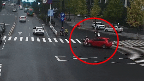 Nguoi di duong hop suc nhac oto, cuu co gai bi xe chen qua hinh anh