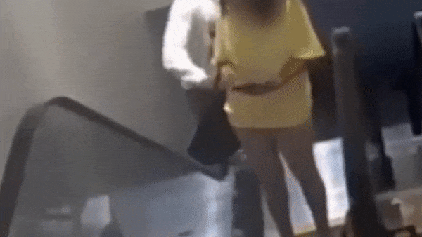 Nguoi phu nu bi giat tui xach khi di thang may hinh anh