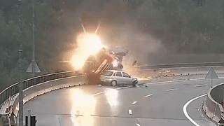 Oto mat lai huc vang xe bon xuong vuc sau hinh anh