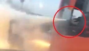 Lai xe buyt dung binh chua chay xit vao tai xe oto sau va cham hinh anh