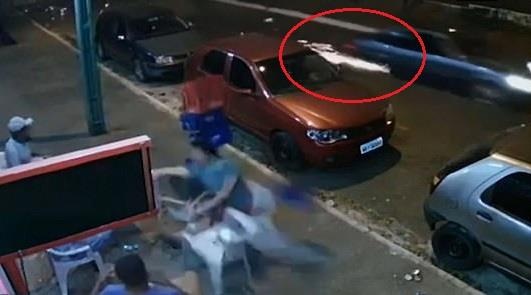 Oto lam roi lop sau vang trung nguoi ngoi tren via he hinh anh