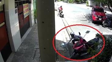 Ke gian trom xe may, de lai mu bao hiem hinh anh