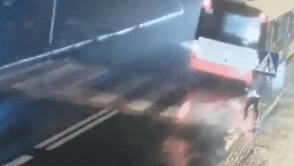 Nguoi phu nu bi 2 oto tong lien tiep khi bang qua duong hinh anh