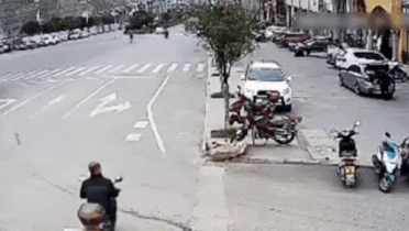 Oto mat lai suyt dam trung nguoi di xe may hinh anh