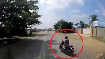 Nguoi phu nu di xe may suyt bi container dam vi thieu quan sat hinh anh