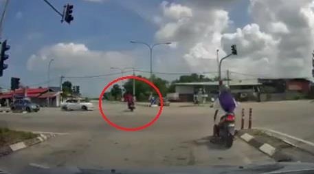 Hai nam thanh nien bi oto dam vi vuot den do hinh anh