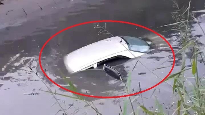 Nu hoc vien lai oto cho thay day lao xuong muong hinh anh