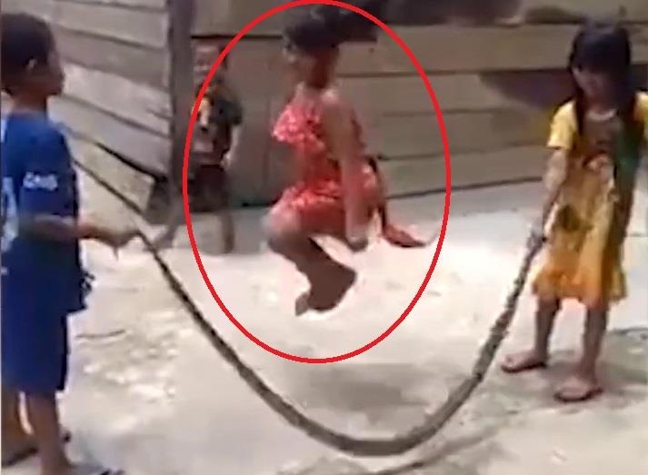 Video tre em Viet Nam dung xac ran nhay day len bao Anh hinh anh