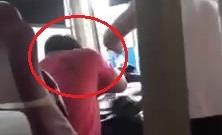 Tranh gianh khach, 2 ga con do dam da tai xe ngay tren xe hinh anh