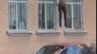 Nghi pham nhay khoi cua so khi dang bi cong tay tai Nga hinh anh