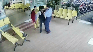 Tai xe lao vao benh vien hanh hung san phu vi mau thuan huy chuyen hinh anh