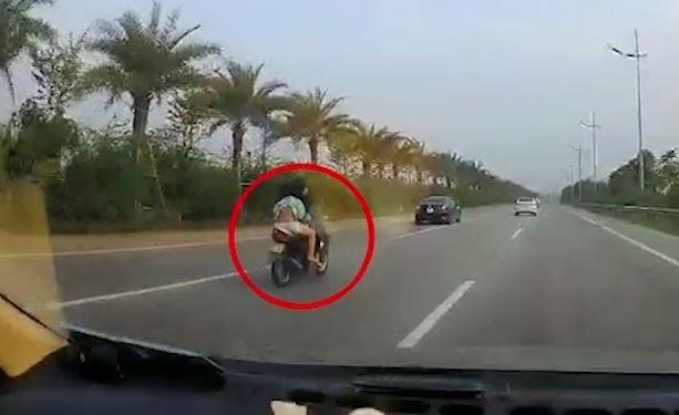 Di xe may vao khu vuc cam o Noi Bai, nguoi phu nu thiet mang hinh anh