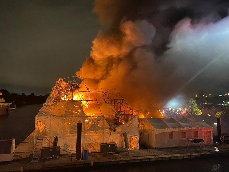 2 du thuyen trieu do boc chay ngun ngut tai ben hinh anh