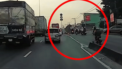 Nguoi dan ong di xe may nga nhao ngay banh oto hinh anh