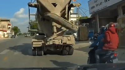 Xe tron be tong dung dot ngot khien xe may dam thang tu phia sau hinh anh