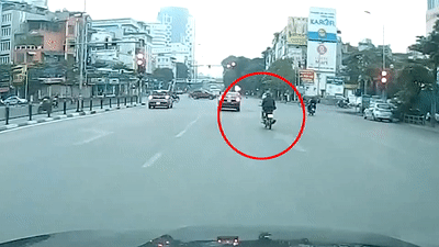 Dan mat vao dien thoai, nam thanh nien tong thang oto dung den do hinh anh