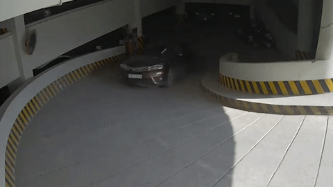 Tai xe say ruou lai oto dam thang vao tuong ham gui xe hinh anh