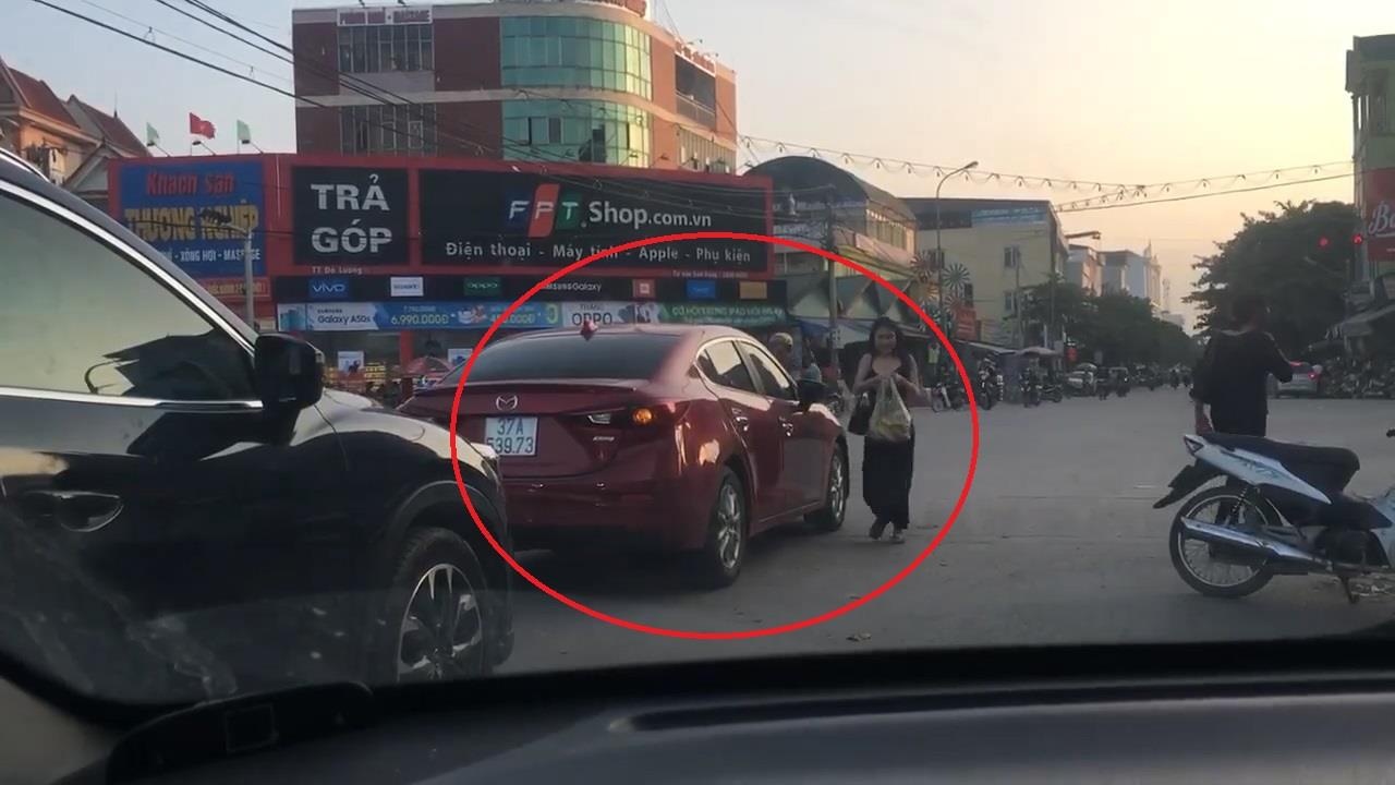 Nguoi phu nu do oto giua duong de di cho hinh anh